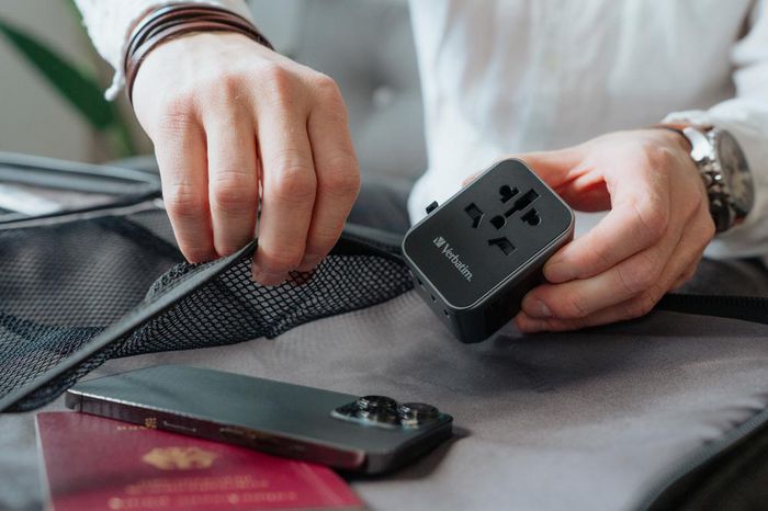 Verbatim UTA-03 Adaptador de Viaje Universal con 3 USB-C y 2 USB-A (30W PD)