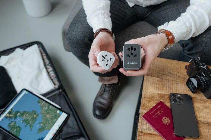 Verbatim UTA-03 Adaptador de Viaje Universal con 3 USB-C y 2 USB-A (30W PD)