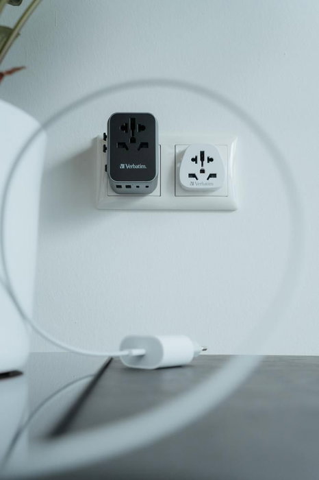 Verbatim UTA-03 Adaptador de Viaje Universal con 3 USB-C y 2 USB-A (30W PD)