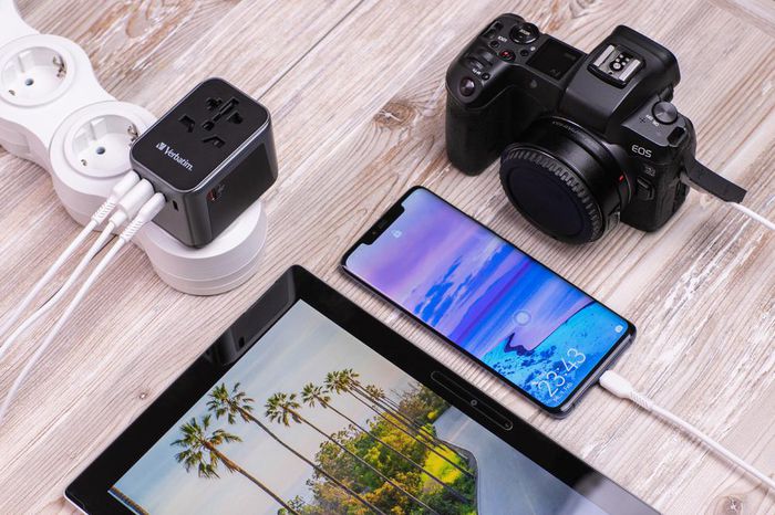 Verbatim UTA-03 Adaptador de Viaje Universal con 3 USB-C y 2 USB-A (30W PD)