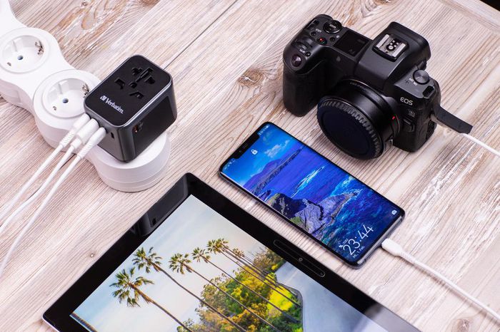 Verbatim UTA-03 Adaptador de Viaje Universal con 3 USB-C y 2 USB-A (30W PD)