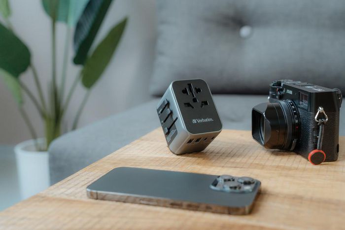 Verbatim UTA-03 Adaptador de Viaje Universal con 3 USB-C y 2 USB-A (30W PD)