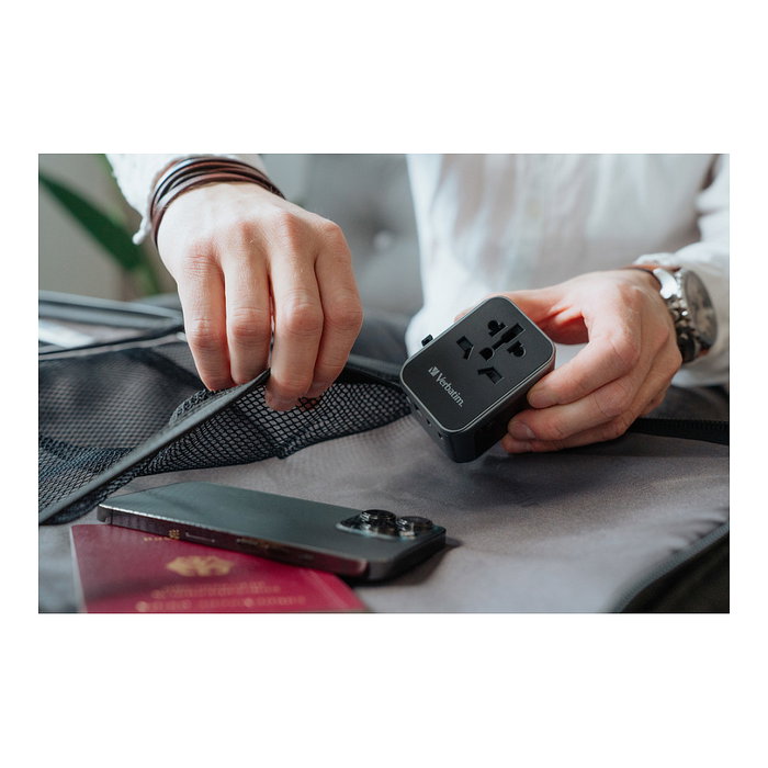 Verbatim UTA-03 Adaptador de Viaje Universal con 3 USB-C y 2 USB-A (30W PD)