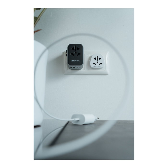 Verbatim UTA-03 Adaptador de Viaje Universal con 3 USB-C y 2 USB-A (30W PD)