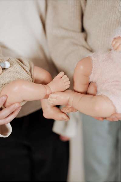Muñecas Arias Muñeca Reborn Arias 45 cm Candela Beige con Saco de Dormir