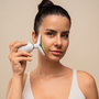 Pack Masajeador Facial Reafirmante con LED, EMS y Calor y Sérum Facial Rice Joyboost 30 ml InnovaGoods
