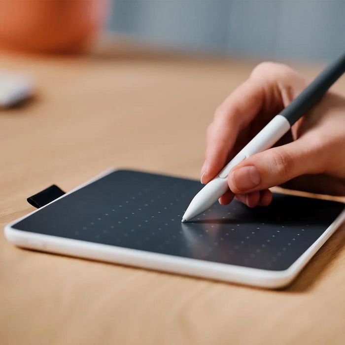 Wacom One Medium CTL-672/K1-CX - Mesa digitalizadora gráfica con lápiz, tamaño A5 (216 x 135 mm), USB-C y Bluetooth 5.1, compatible con PC/Mac/Android