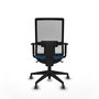 Silla de oficina Horna con mecanismo Sincro tapizada con Similpiel color Azul claro y malla color Blanco. Equipada con lumbar 1D, Brazos 1D y Ruedas 65 mm parqué