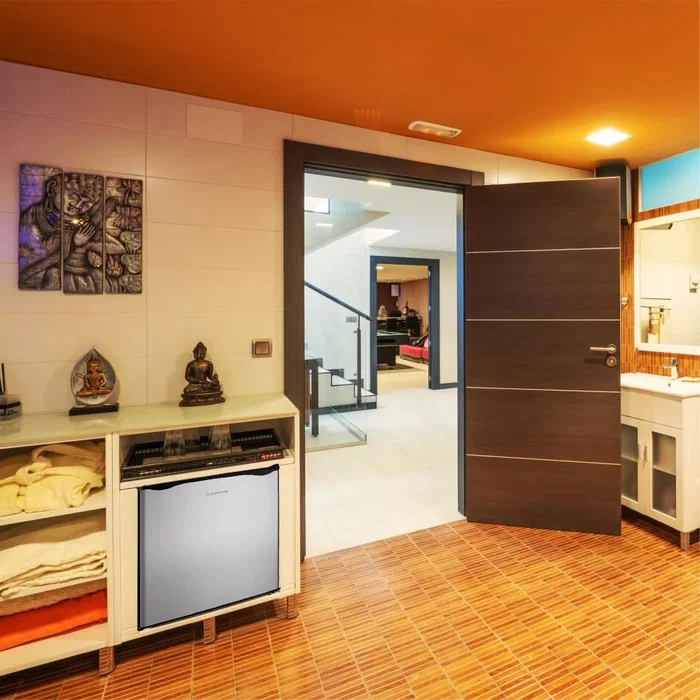 Manta MM515PSL Minibar Frigorífico Independiente 46 Litros, Clase E, Color Negro Gris