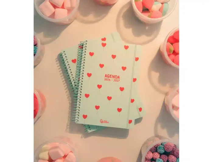 Liderpapel Petite Agenda Escolar 2026-2027 Espiral Día Página A5 Bilingüe, Papel FSC 80g, con Pegatinas, Color Verde