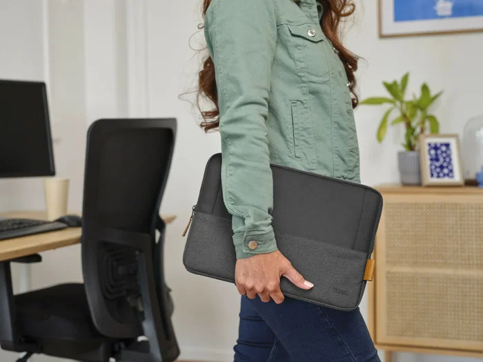 Trust Lisboa Funda para Portátil Acolchada 13.3 Pulgadas (33.8 cm) - Negro/Gris - Hecha de Poliéster Reciclado (3 Botellas PET) - Ligera 171g - Bolsillo Frontal