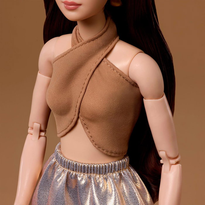 Barbie Barbie Signature Basics Colección Neutral Modelo 06 Muñeca Articulada con Falda Dorada y Top Halter - Jjx25