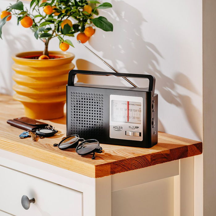 Adler Radio portátil AM/FM, bandas 87.5-108 MHz & 522-1620 kHz, antena telescópica, alimentación red/pilas, 15.5 x 21 x 6 cm