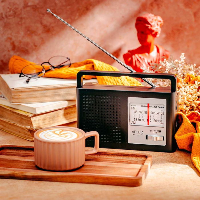 Adler Radio portátil AM/FM, bandas 87.5-108 MHz & 522-1620 kHz, antena telescópica, alimentación red/pilas, 15.5 x 21 x 6 cm