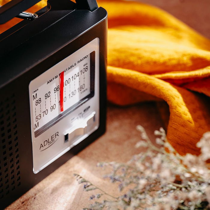Adler Radio portátil AM/FM, bandas 87.5-108 MHz & 522-1620 kHz, antena telescópica, alimentación red/pilas, 15.5 x 21 x 6 cm