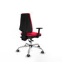 Silla de oficina Elche con mecanismo Asincro tapizada con Tela color Rojo. Equipada con Base cromada, Brazos 1D y Ruedas 65 mm parqué