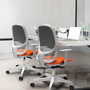 Silla de oficina Cilanco con mecanismo Sincro tapizada con Tela color Naranja oscuro y malla color Gris. Equipada con lumbar 1D, Reposabrazos blancos y Ruedas 65mm nailon