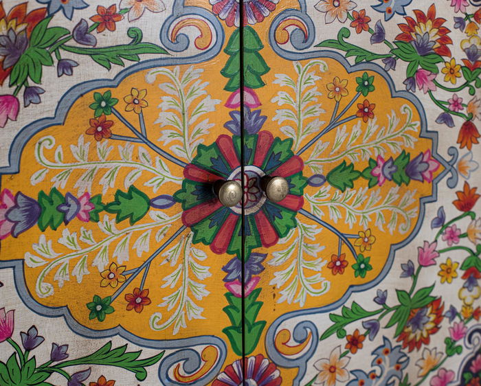 Giner y Colomer Aparador de Madera de Mango Sólida de 80 cm, Pintado a Mano con Diseño Multicolor Único, Mueble Auxiliar con Dos Puertas, Artesanía Decorativa