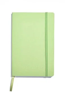 Muitomas NOTESA5GN Cuaderno A5 Verde, Tapa Blanda Lisa con Cierre Elástico, Papel Marfil Rayado, 13x21 cm