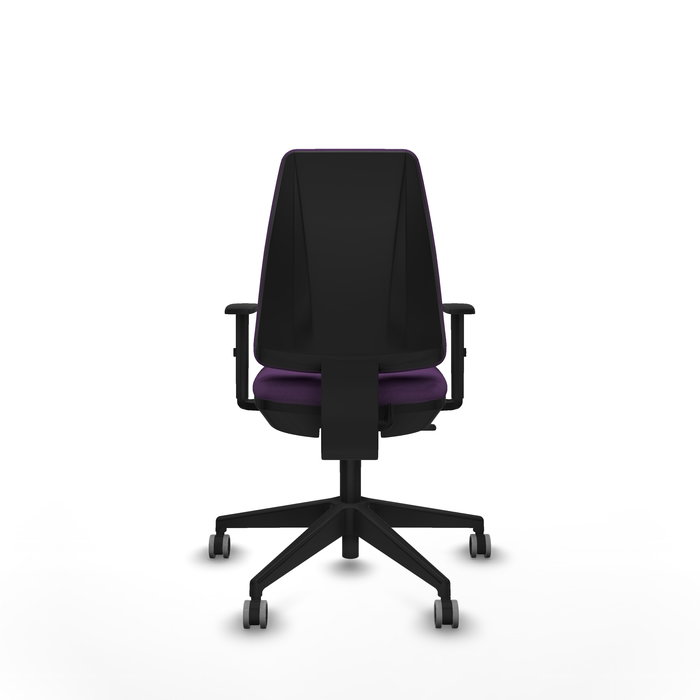 Silla de oficina Elche con mecanismo Contacto permanente básico tapizada con Tela color Morado. Equipada con Base piramidal negra, Brazos 1D y Ruedas 65 mm parqué