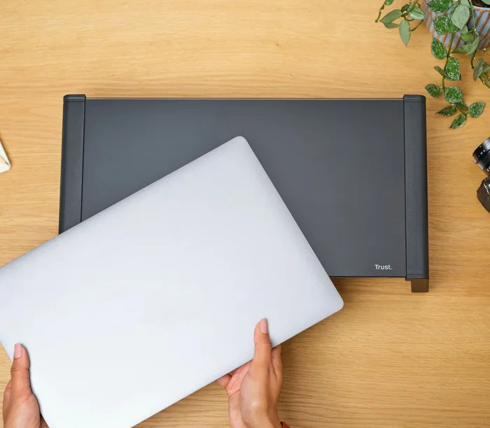 Trust Monta Soporte para Monitor de Escritorio con Placa de Cristal Templado Negro - Soporte Ergonómico para Pantalla y Portátil