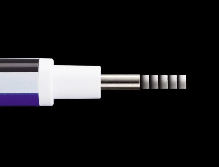 Tombow Portagomas Mono Zero con Clip Goma Redonda Precisión 2.3 mm Borrado Limpio y Preciso Recargable PVC y Látex Libre Color Azul Blanco y Negro