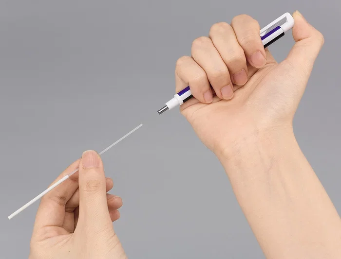 Tombow Portagomas Mono Zero con Clip Goma Redonda Precisión 2.3 mm Borrado Limpio y Preciso Recargable PVC y Látex Libre Color Azul Blanco y Negro