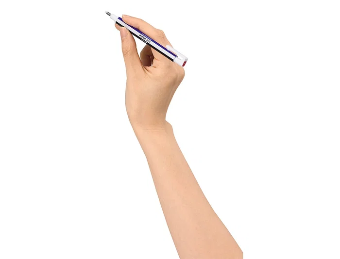 Tombow Portagomas Mono Zero con Clip Goma Redonda Precisión 2.3 mm Borrado Limpio y Preciso Recargable PVC y Látex Libre Color Azul Blanco y Negro