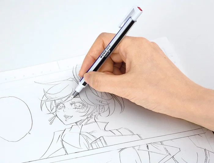 Tombow Portagomas Mono Zero con Clip Goma Redonda Precisión 2.3 mm Borrado Limpio y Preciso Recargable PVC y Látex Libre Color Azul Blanco y Negro