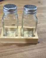 Inde Set 2 Salero y Pimentero con Base de Bambú La Mediterran | 5.6 cm ancho x 10.4 cm alto x 10.7 cm largo (24 Unidades)