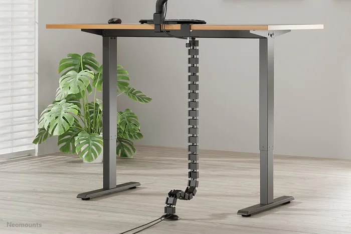 Neomounts ADS06-131BL Organizador Vertebral de Cables para Escritorio, Guía de Cables Negro de Acero, Montaje por Abrazadera Universal sin Herramientas, 1 Pieza