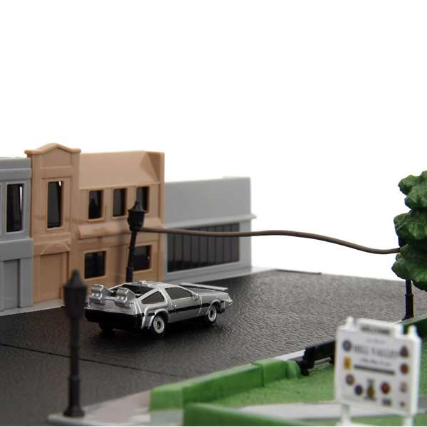 Smoby Nano Escenario Regreso Al Futuro - Diorama Plaza De La Corte De Hill Valley con 2 Nano Coches