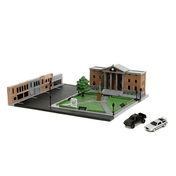 Smoby Nano Escenario Regreso Al Futuro - Diorama Plaza De La Corte De Hill Valley con 2 Nano Coches