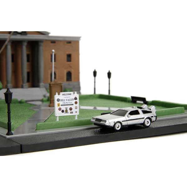 Smoby Nano Escenario Regreso Al Futuro - Diorama Plaza De La Corte De Hill Valley con 2 Nano Coches