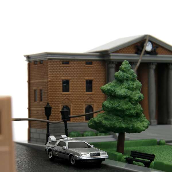 Smoby Nano Escenario Regreso Al Futuro - Diorama Plaza De La Corte De Hill Valley con 2 Nano Coches