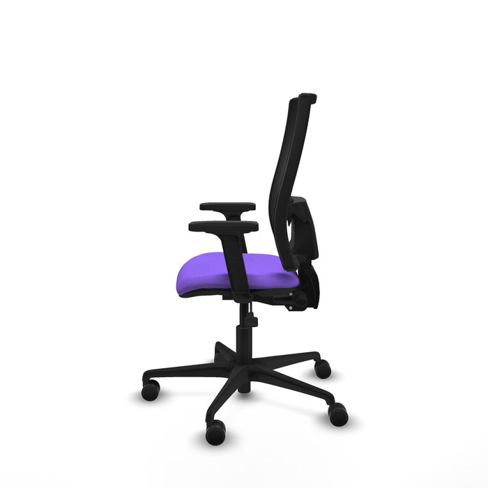 Silla de oficina Bormate con mecanismo Asincro tapizada con Tela color Lila y malla color Negro. Equipada con lumbar 1D, Brazos 2D y Ruedas 65mm nailon