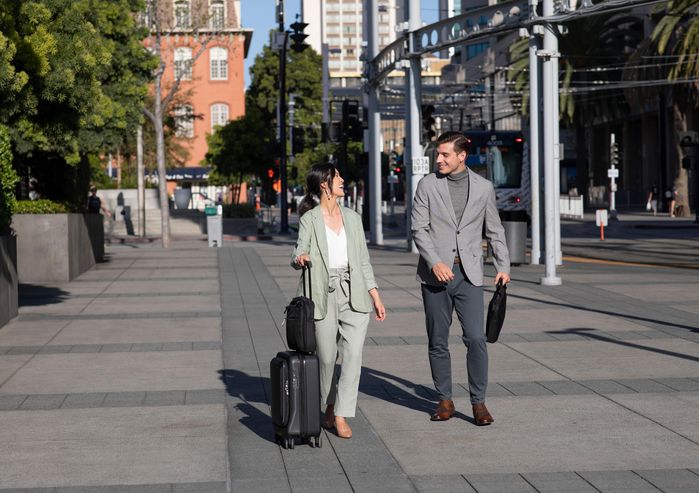 HP Bolso para portátil Renew Business de 14.1 pulgadas. Diseñado con materiales responsables, duradero y cómodo.