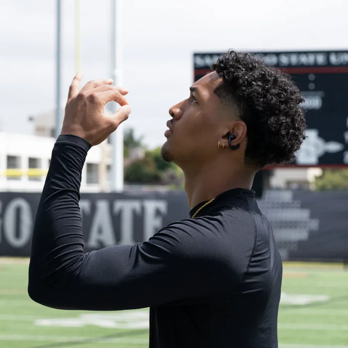 JLab Flex Auriculares Inalámbricos Deportivos True Wireless (TWS) Clip de Oreja, Bluetooth 5.4, Hasta 7h, Resistencia IPX4, Negro (ieuebflexrblk124)