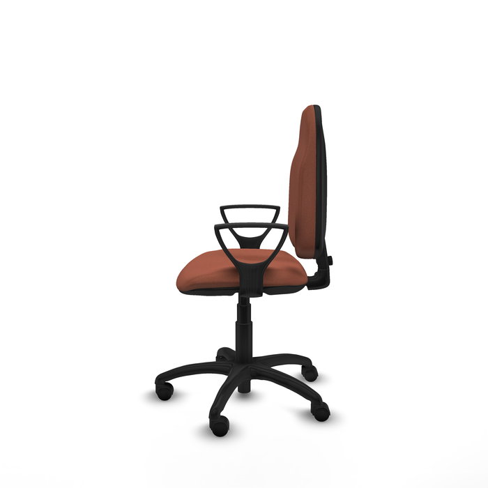 Silla de oficina Algarra con mecanismo Contacto permanente básico tapizada con Tela color Marrón. Equipada con Base poliamida negra, Brazos fijos y Ruedas de nailon 50 mm