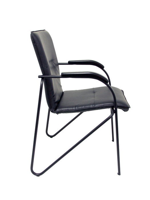 Silla Samba tapizada con Similpiel color Negro. Brazos fijos