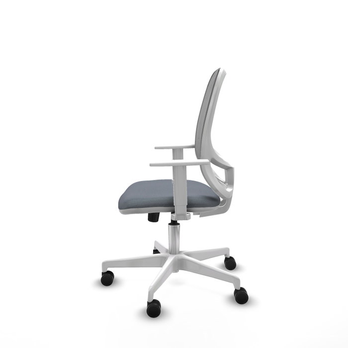 Silla de oficina Cilanco con mecanismo Sincro tapizada con Tela color Gris. Equipada con lumbar 1D, Reposabrazos blancos y Ruedas 65mm nailon