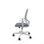 Silla de oficina Cilanco con mecanismo Sincro tapizada con Tela color Gris. Equipada con lumbar 1D, Reposabrazos blancos y Ruedas 65mm nailon