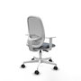 Silla de oficina Cilanco con mecanismo Sincro tapizada con Tela color Gris. Equipada con lumbar 1D, Reposabrazos blancos y Ruedas 65mm nailon