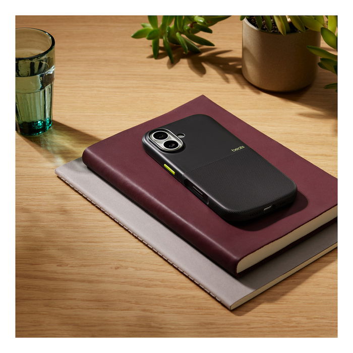 Beats MGJX4LL/A Funda Rugged para iPhone 17 con MagSafe y Control de Cámara (Everest Black)