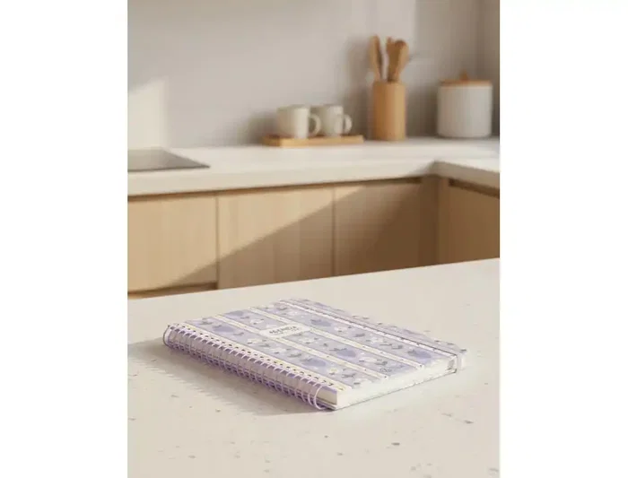 Liderpapel Agenda Escolar 2026-2027 Fantasy A - Día Página A5, Espiral, Tapa Dura, Papel FSC 80g, Interior Bilingüe, Con Gomilla y Pegatinas, Color Azul Fresas