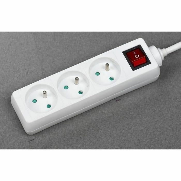 Unidad doméstica 3 tomas 2P+T con interruptor conforme a NF