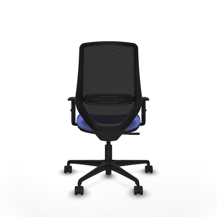 Silla de oficina Mardos con mecanismo Sincro tapizada con Tela color Azul claro y malla color Negro. Equipada con lumbar 1D, Brazos 1D y Ruedas 65mm nailon