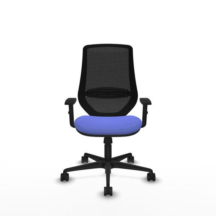 Silla de oficina Mardos con mecanismo Sincro tapizada con Tela color Azul claro y malla color Negro. Equipada con lumbar 1D, Brazos 1D y Ruedas 65mm nailon