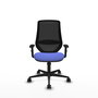 Silla de oficina Mardos con mecanismo Sincro tapizada con Tela color Azul claro y malla color Negro. Equipada con lumbar 1D, Brazos 1D y Ruedas 65mm nailon