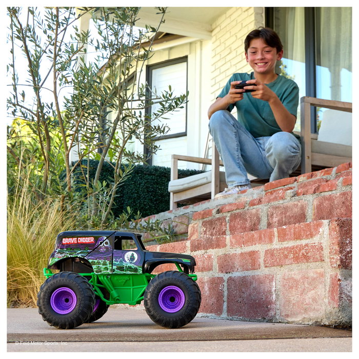 Spin Master Monster Jam Grave Digger Monster Truck Teledirigido a Escala 1:15, Modo Smash 'n Bash con Auto-Reparación, Juguete para Niños de 4 Años o Más, Negro y Verde